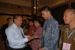 Penyerahan Hadiah Oleh Kepala Dinas Pendidikan Provinsi Sumatera Utara